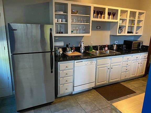 5th image of 1146 N Hudson Ave