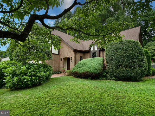 6012 Burnside Landing Dr, Burke, VA 22015