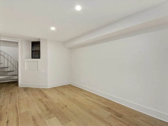 5th image of 226 E 25th St APT 1C