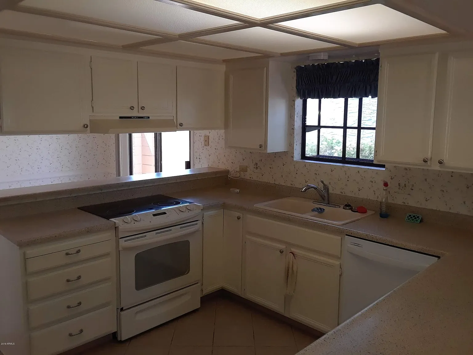 3 bed, 2.0 bath, 1971 sqft, $2,000 — Photo 2