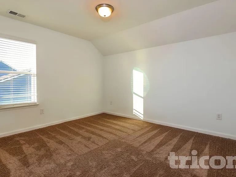 180 Everett Sq — Photo 11