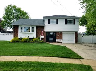 376 Sunset Ct, North Babylon, NY 11703