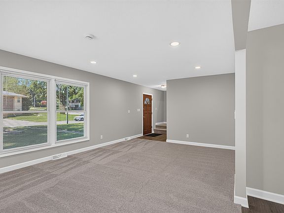 4th image of 2115 Pleasant St