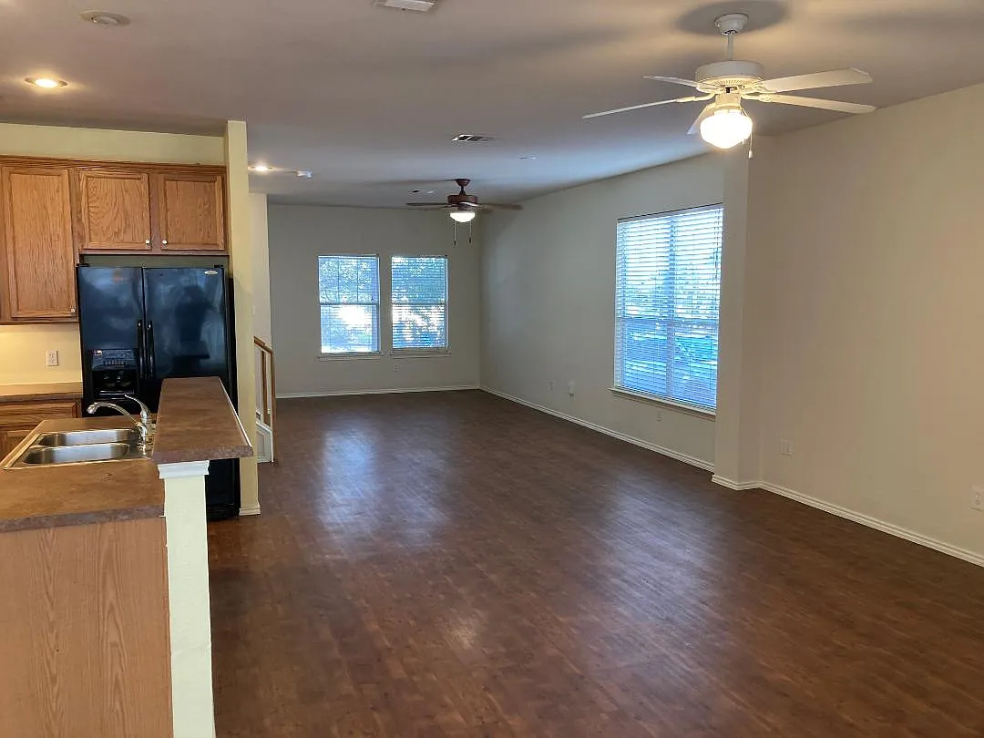 Living area - 8701 Dulcet Dr