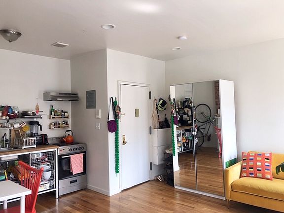 3rd image of 107 Jefferson Ave #F