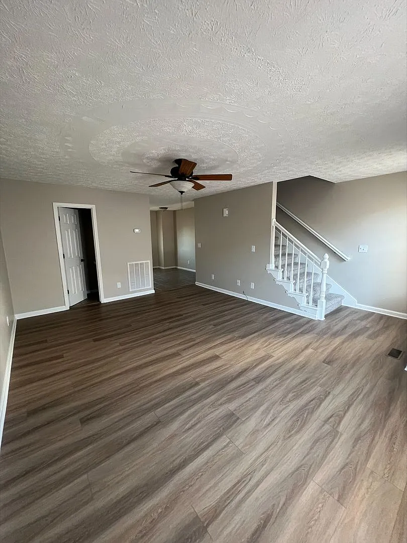 Spacious 2-Bedroom Townhouse with Garage — Photo 2