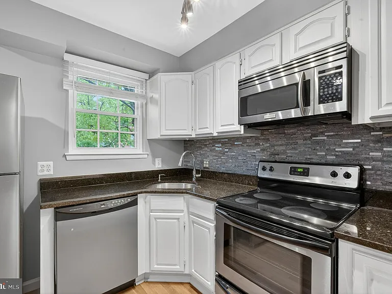 2812 S Wakefield St #D — Photo 8