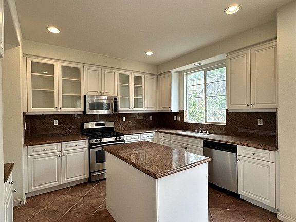 2nd image of 440 Camino Hermoso