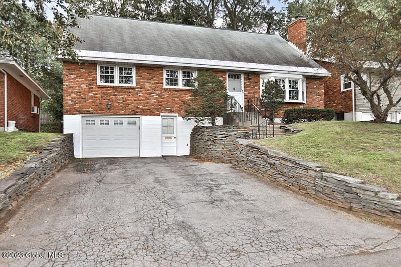 4th image of 72 Hawthorne Avenue