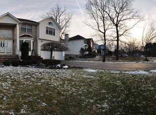 8 Denise Ct, Manalapan, NJ 07726