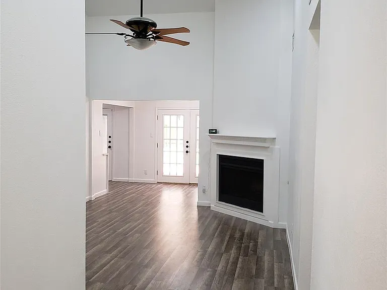 703 Meadow Creek Dr — Photo 14