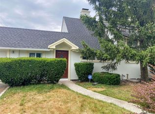 2 Horn Ln, Hicksville, NY 11801