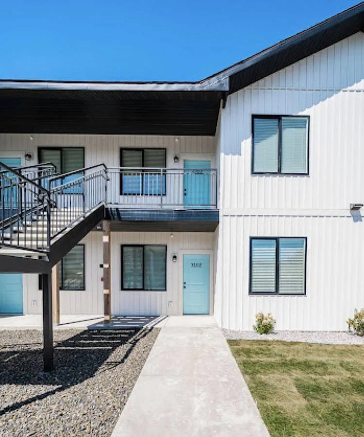 7N- bldg 1 - 1201 — Photo 1