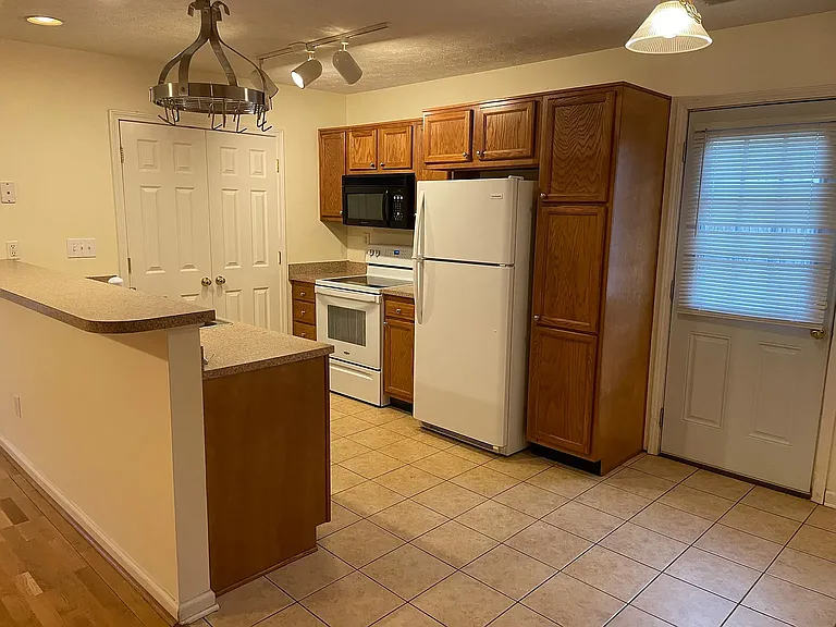2576 Michelle Park — Photo 2