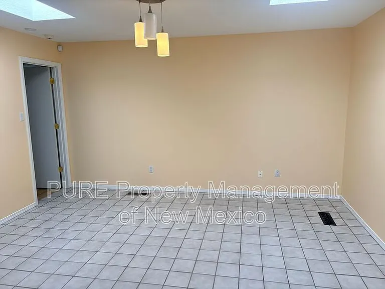 1013 Richmond Dr SE — Photo 9
