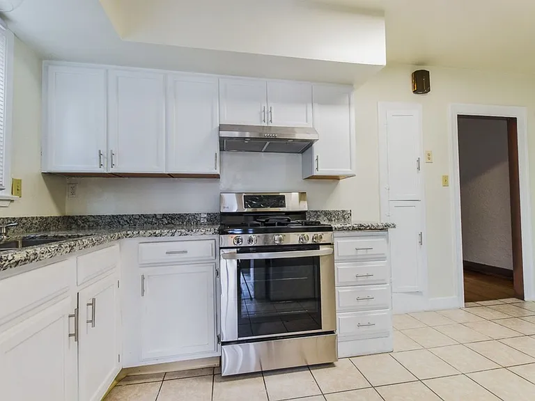 2226 S Redondo Blvd — Photo 8