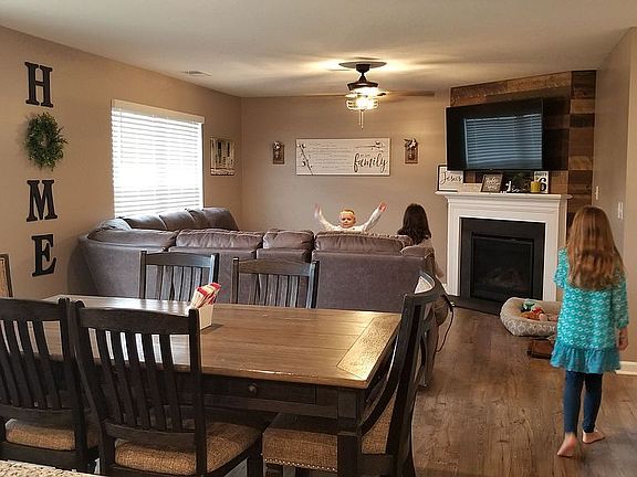 5th image of 812 Old Towne Loope Dr