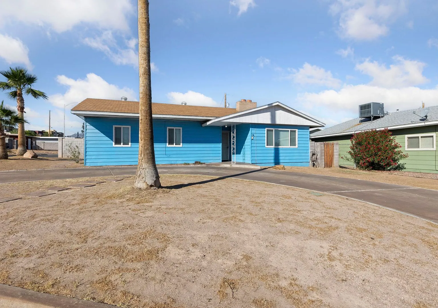 Vintage Henderson Gem Near Water Street District — Photo 2