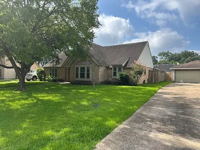 4 bed, 2.0 bath, 2203 sqft, $2,500 — Photo 1