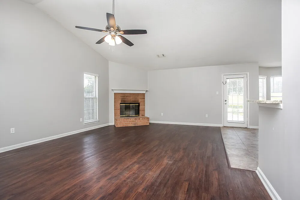 3 bed, 2.0 bath, 1648 sqft, $1,745 — Photo 4