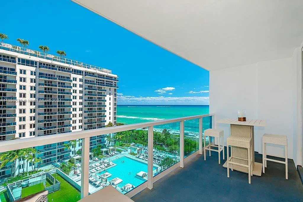 Roney Palace Condo — Photo 3