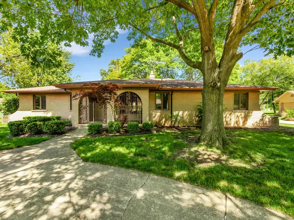 26017 Lancashire Ln, Grosse Ile, MI 48138
