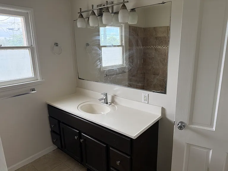 16007 Victory Blvd — Photo 13