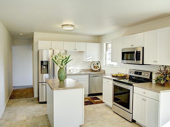 3rd image of 5900 Hollyhill Ct