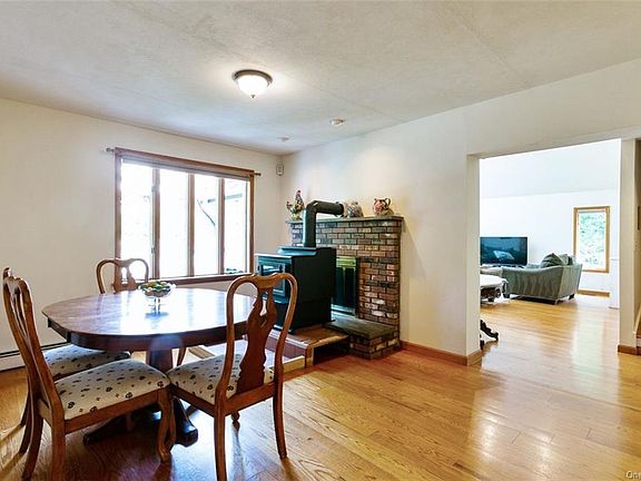 4th image of 88 Pine Ave