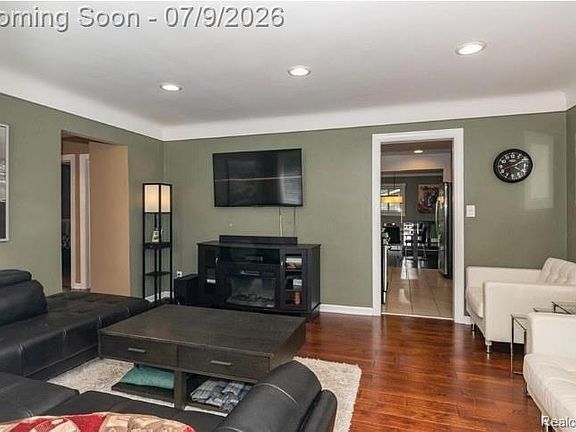 4th image of 3132 Maplewood Ave