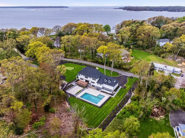6 Mariners Court, Centerport, NY 11721