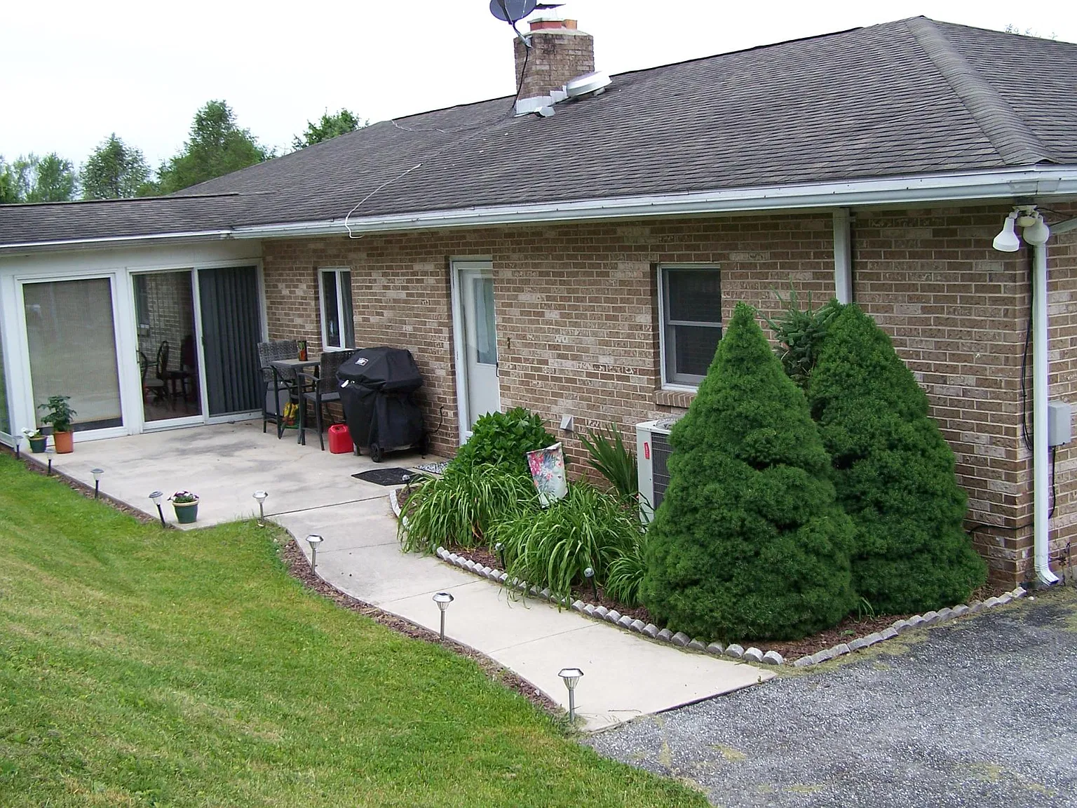 3 bed, 1.5 bath, 2042 sqft, $1,600 — Photo 2