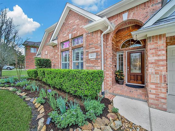 3rd image of 1833 Pembrook Cir
