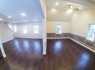 17 Peony Rd, Levittown, PA 19056