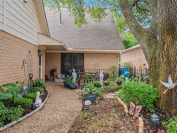 2nd image of 2806 Broadmoor Dr