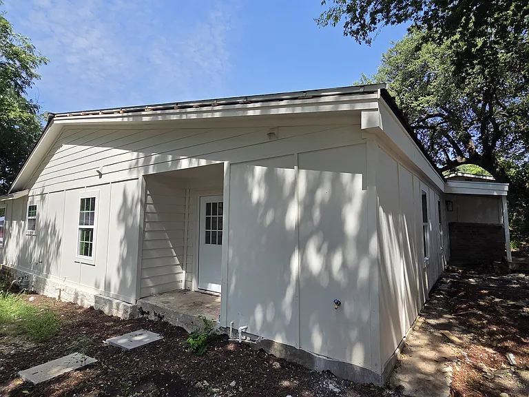 704 W Avenue B — Photo 6