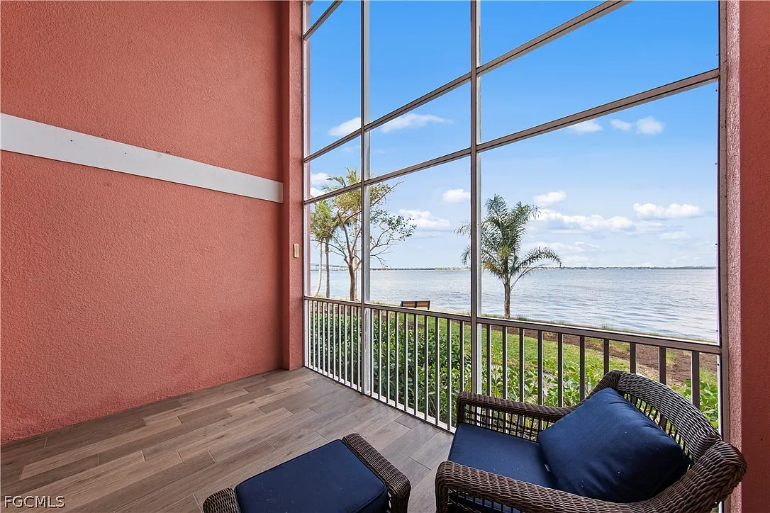 1 bed, 1.5 bath, 885 sqft, $2,300 — Photo 2