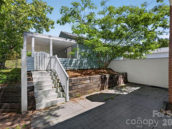 3rd image of 1610 Renard Ridge Rd