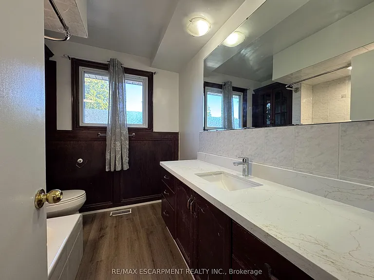 71 Hoover Cres — Photo 12