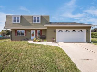 1366 Irving Cir, Manitowoc, WI 54220