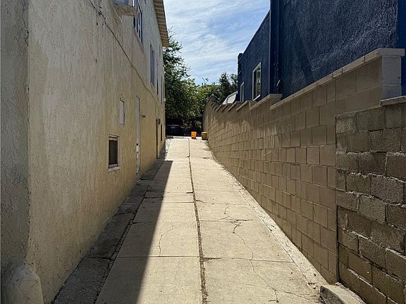 3rd image of 1055 N Stone St