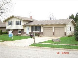 4909 Pyndale Dr, McHenry, IL 60050