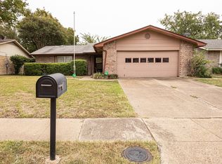 517 Lynne Dr, Grand Prairie, TX 75052