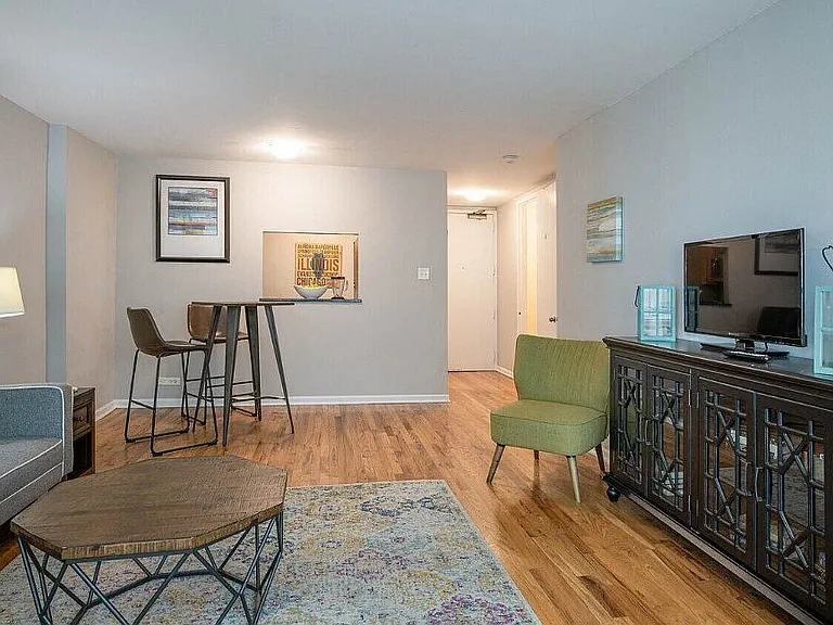 4602 N Clarendon Ave #206 — Photo 1