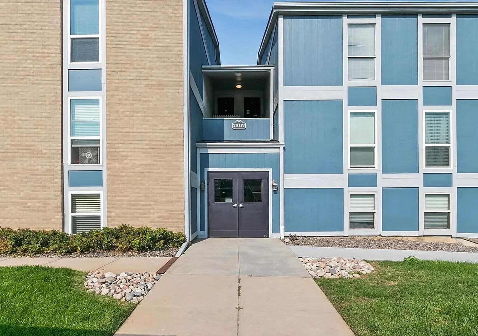 Spacious Centennial Condo — Photo 1