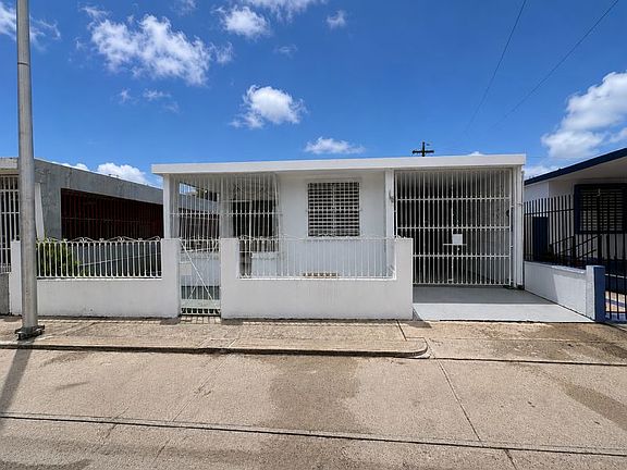 3rd image of Urb Villa Turabo Calle Cipres #D-15