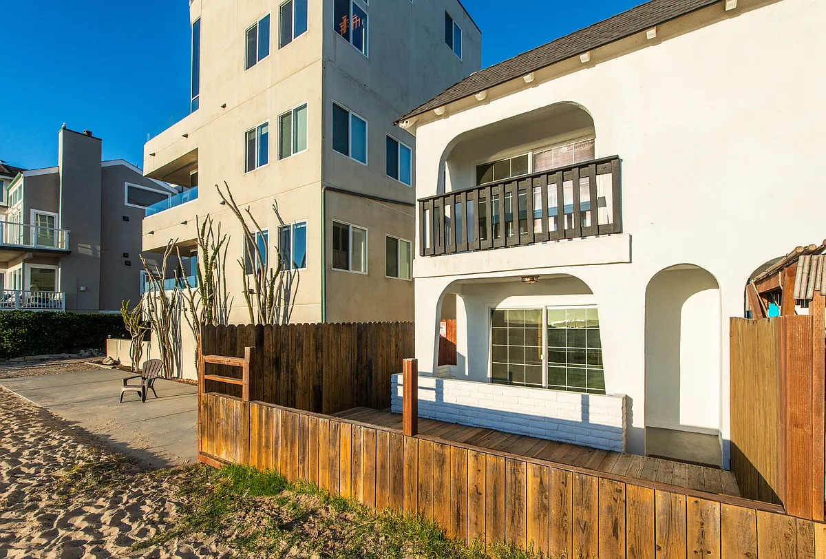 Building Photo - 3407 Ocean Front Walk #B