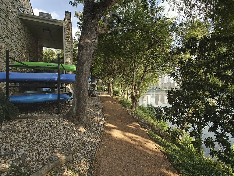 500 E Riverside Dr #136 — Photo 2