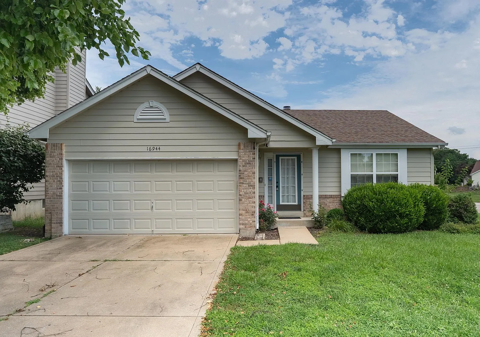 16944 Hickory Crest Dr — Photo 1