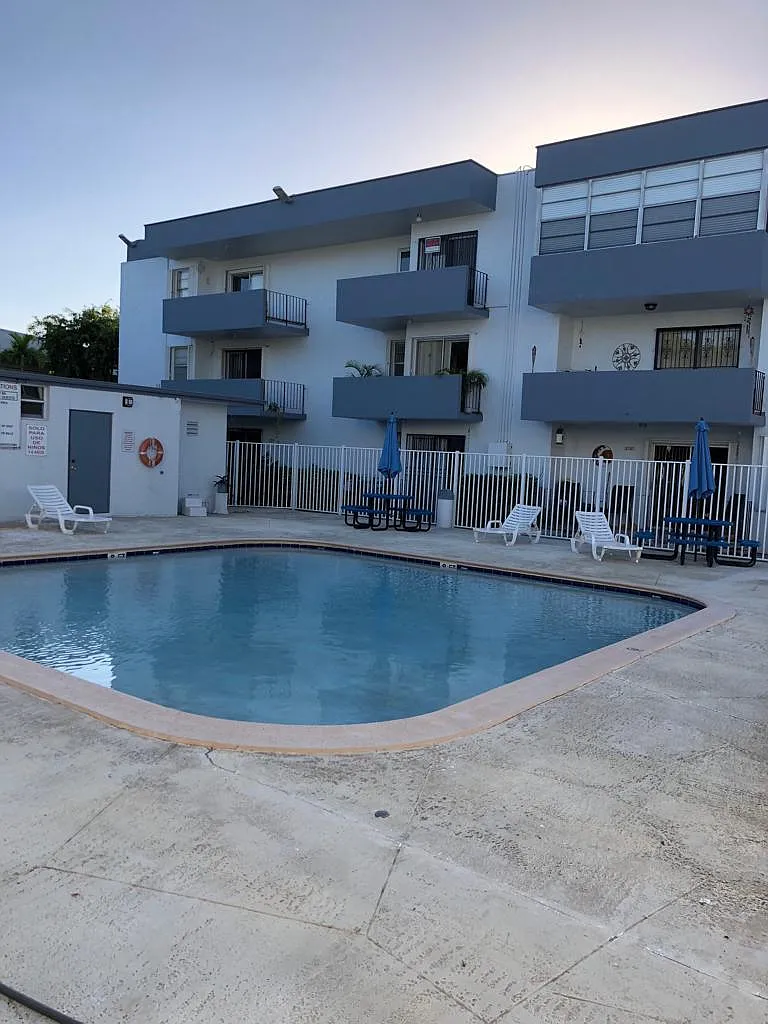 2 bed, 866 sqft, $2,200 — Photo 2